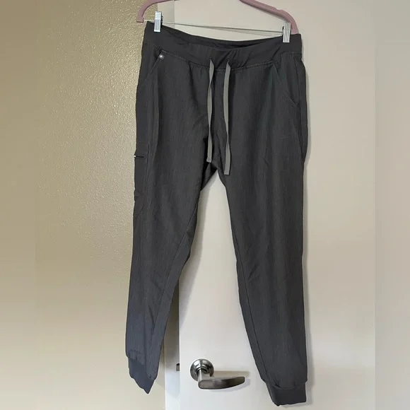 Figs size medium/large in graphite. Casma top and Zamora jogger bottoms - Picture 4 of 5